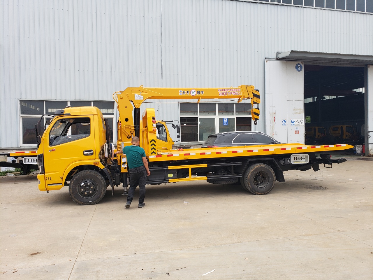 國(guó)六東風(fēng)多利卡D8排放一拖二清障車(chē)