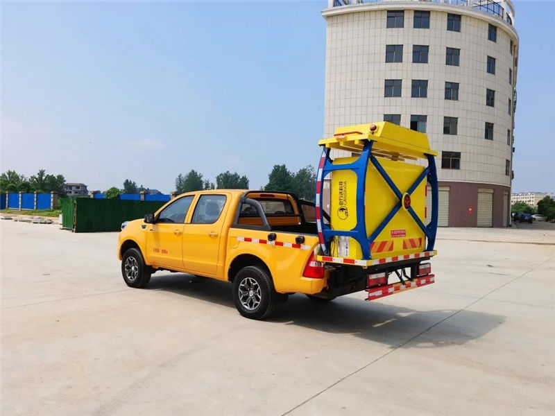 藍(lán)牌皮卡防撞緩沖車