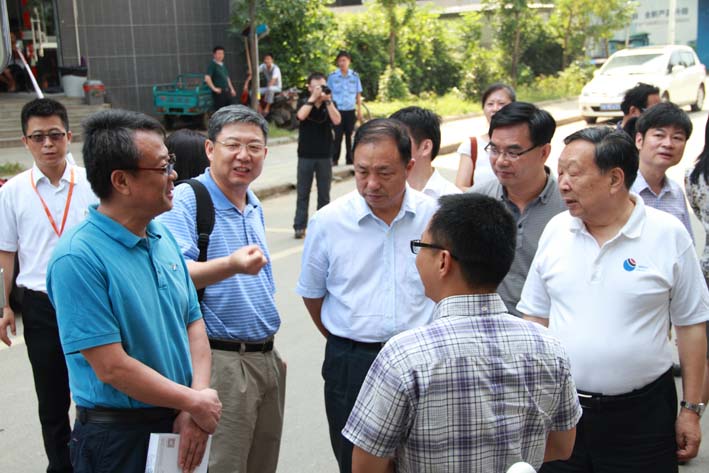 國家科學技術獎勵工作辦公室專家組專家 及武漢大學對地觀測與導航技術創(chuàng)新團隊成員 與卓越科技董事長曹民先生正進行親切地交流