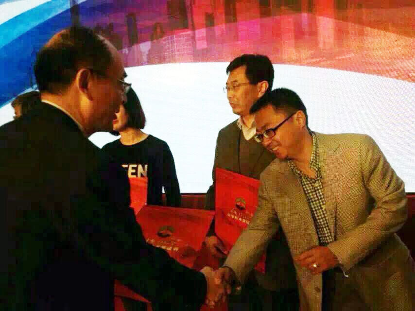 交通運(yùn)輸部總工程師周偉為卓越科技董事長(zhǎng)曹民頒發(fā)證書(shū)